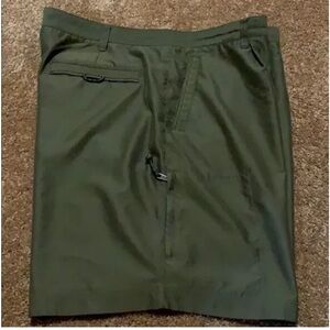 Columbia Men's Olive Shorts. Multi Pockets. Extra button. Size 40.